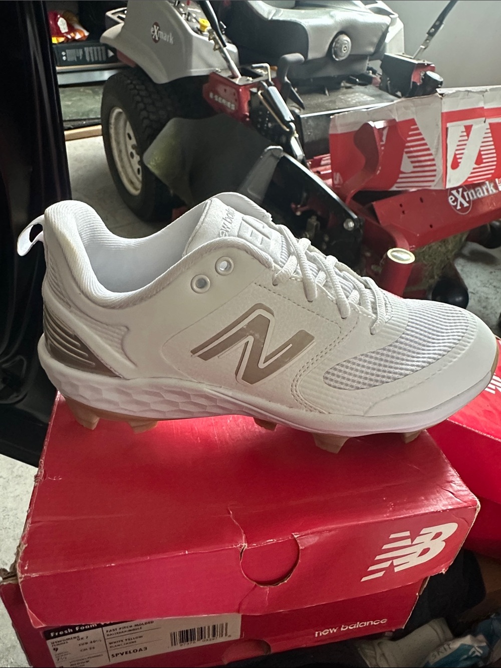 New Balance Womenβs Velo v3 White and Beige Softball Molded Cleats, sz 9